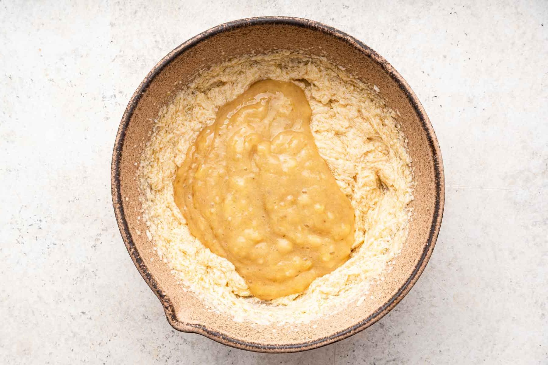 Pane alle banane senza uova 8 Frutta schiacciata in una ciotola di impasto.