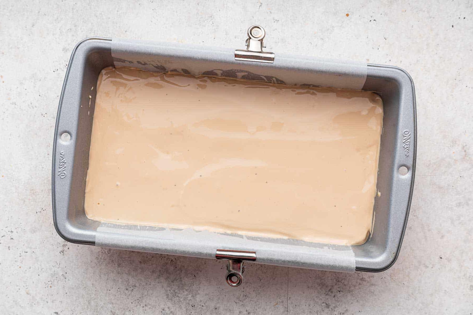 Cheesecake al caffè 8 Impasto marrone del cheesecake al caffè nello stampo da plumcake, pronto per essere infornato.