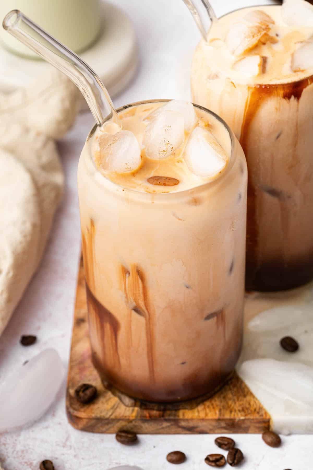 Ricetta Mocaccino Ghiacciato 8 Ricetta moka fredda in due bicchieri con cannucce di vetro.