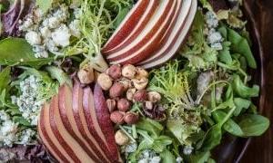 Insalata Autunnale Tritata con Pere, Blue Cheese e Nocciole