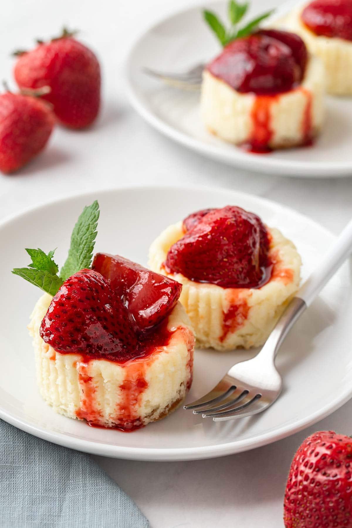 Piccole cheesecake in una teglia per muffin.