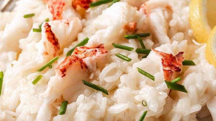 Primo piano del risotto all'astice su un piatto.