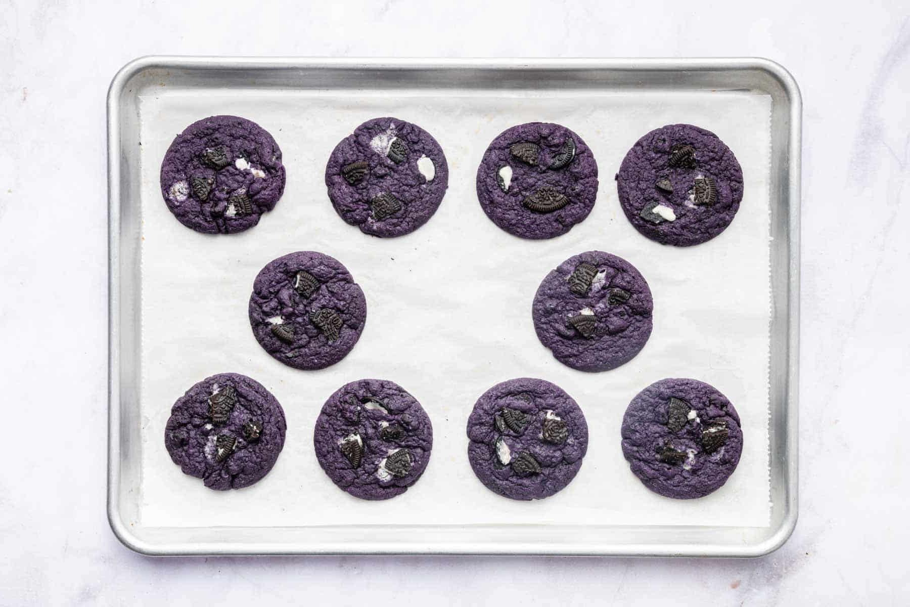 Teglia di biscotti all'ube con Oreo sbriciolati sopra.