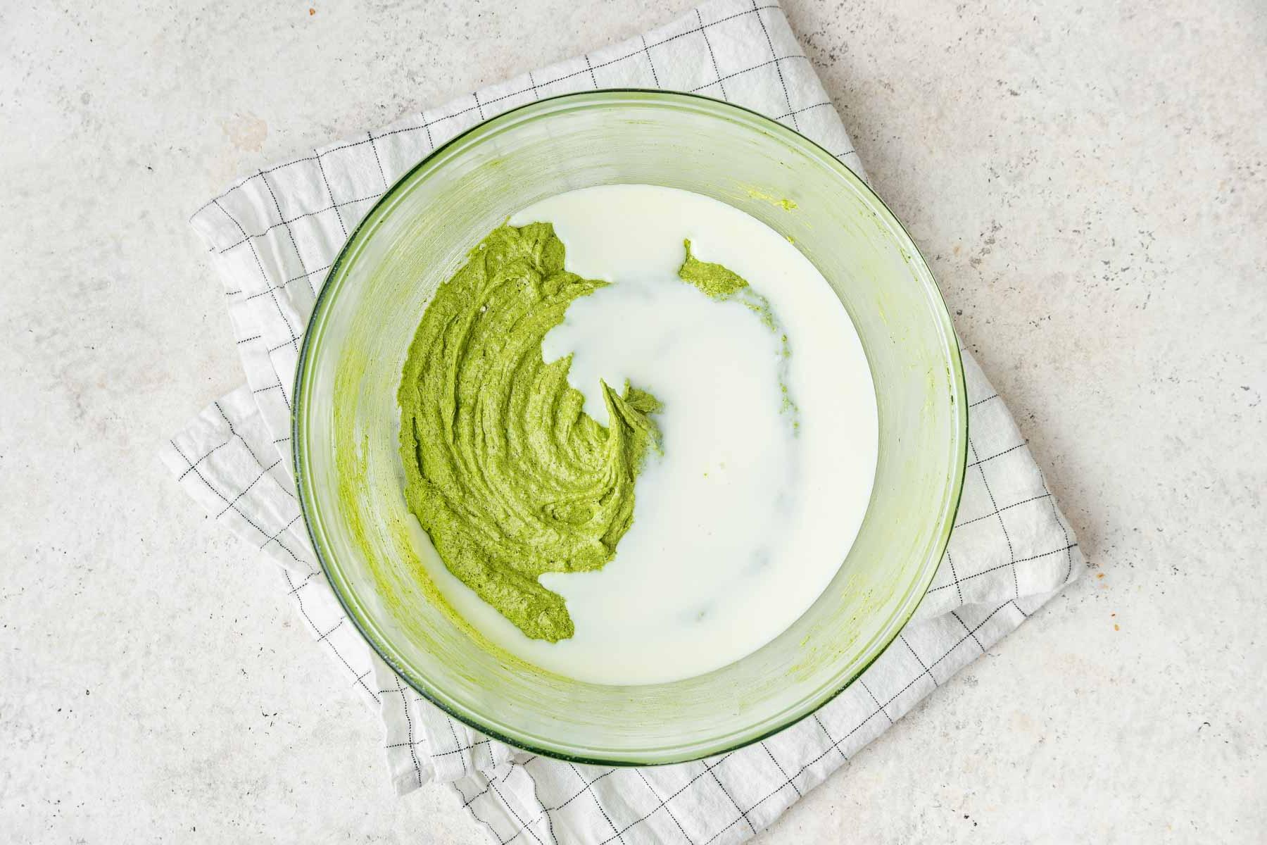 Torta al Matcha 9 Aggiungere il latticello all'impasto verde brillante per fare la torta al matcha.