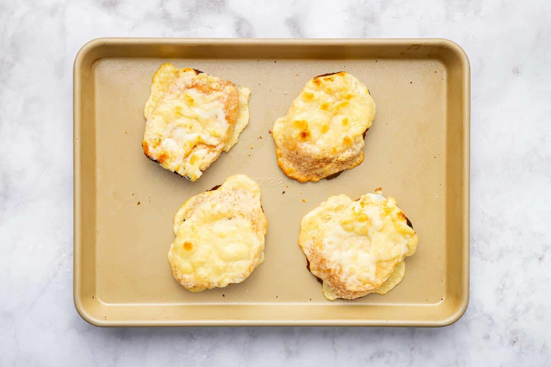 Ricetta del Pollo alla Cipolla Francese 9 Quattro fette di pane tostato con formaggio bianco fuso sopra.
