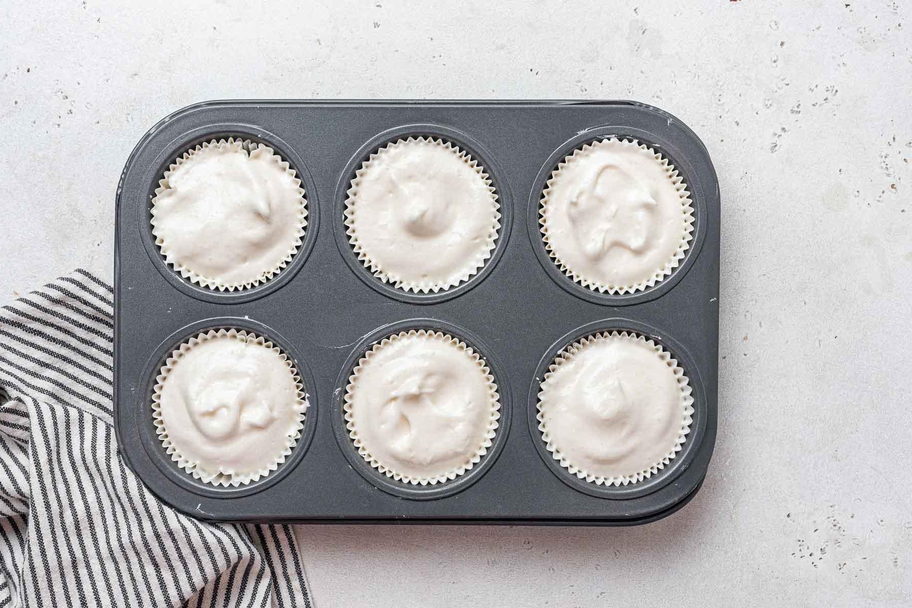 Impasto crudo di muffin Angel Food nella teglia.