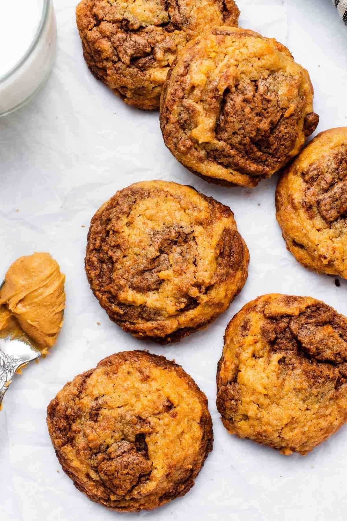 Biscotti al Burro di Arachidi e Nutella 9 Biscotti al burro di arachidi e cioccolato vorticosi su un tavolo bianco.