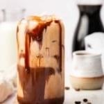 Ricetta Mocaccino Ghiacciato 9 Immagine verticale di moka fredda con cioccolato spalmato e chicchi di caffè.