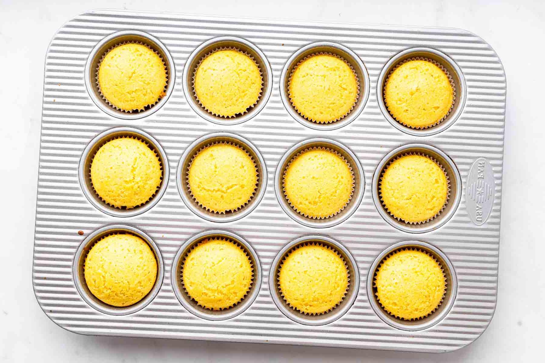 Ricetta Muffin al Mais 9 Dodici prodotti da forno gialli in una teglia.