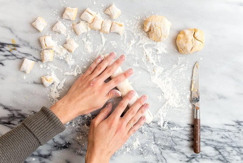 Rullare l'impasto degli gnocchi