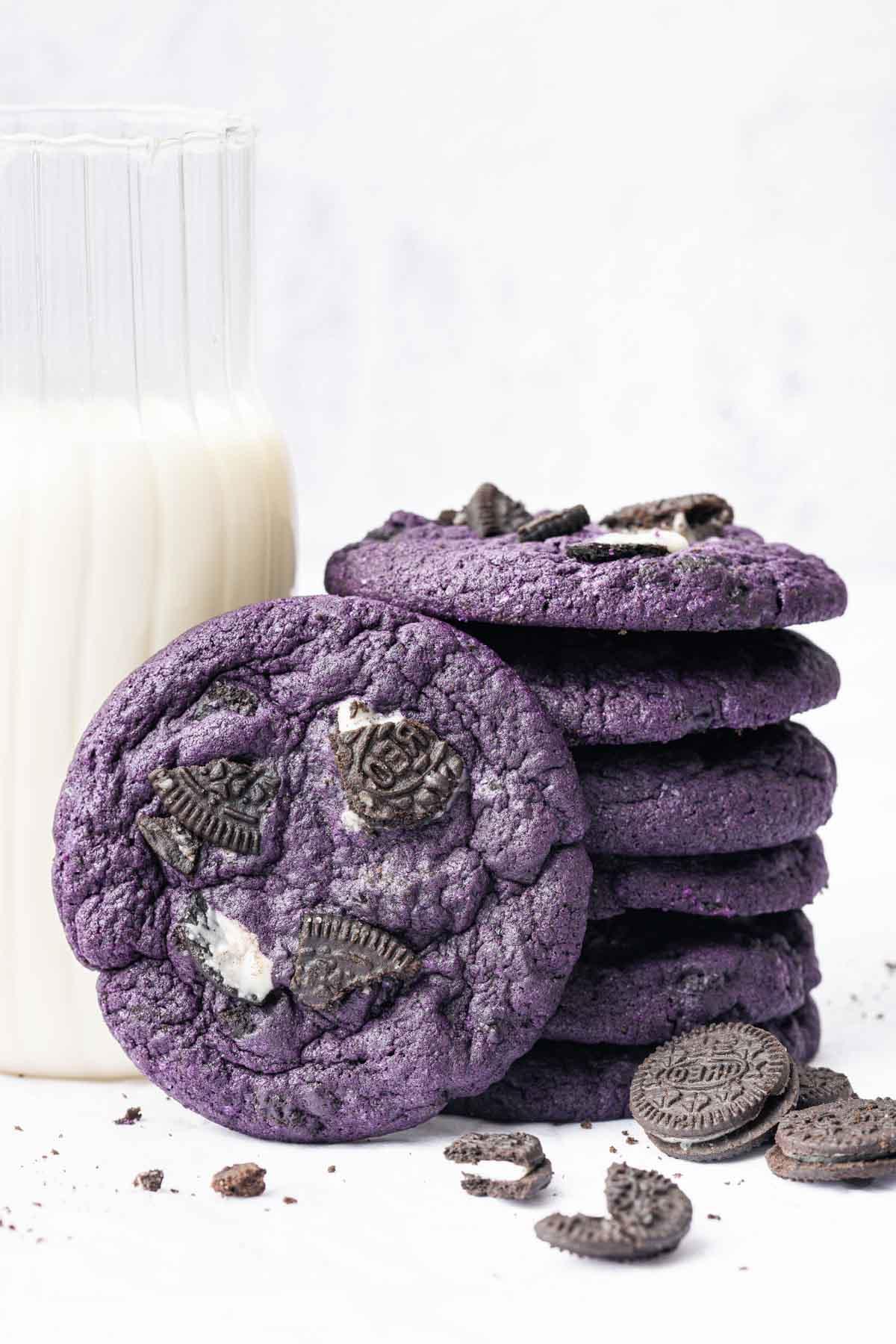 Pila di biscotti all'ube e Oreo.