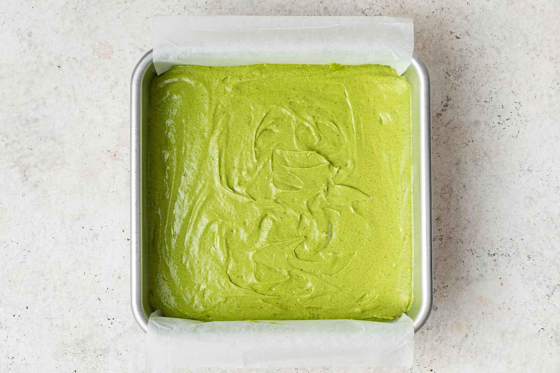 Torta al Matcha 10 Impasto di torta al matcha in una teglia quadrata da 8 pollici.