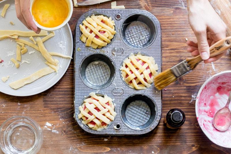 Piccole crostate preparate nello stampo da muffin - ricetta facile