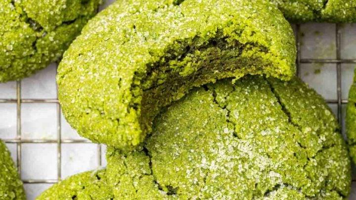 Biscotti al Tè Verde Matcha 10 Primo piano di biscotti al tè verde matcha cosparsi di zucchero.