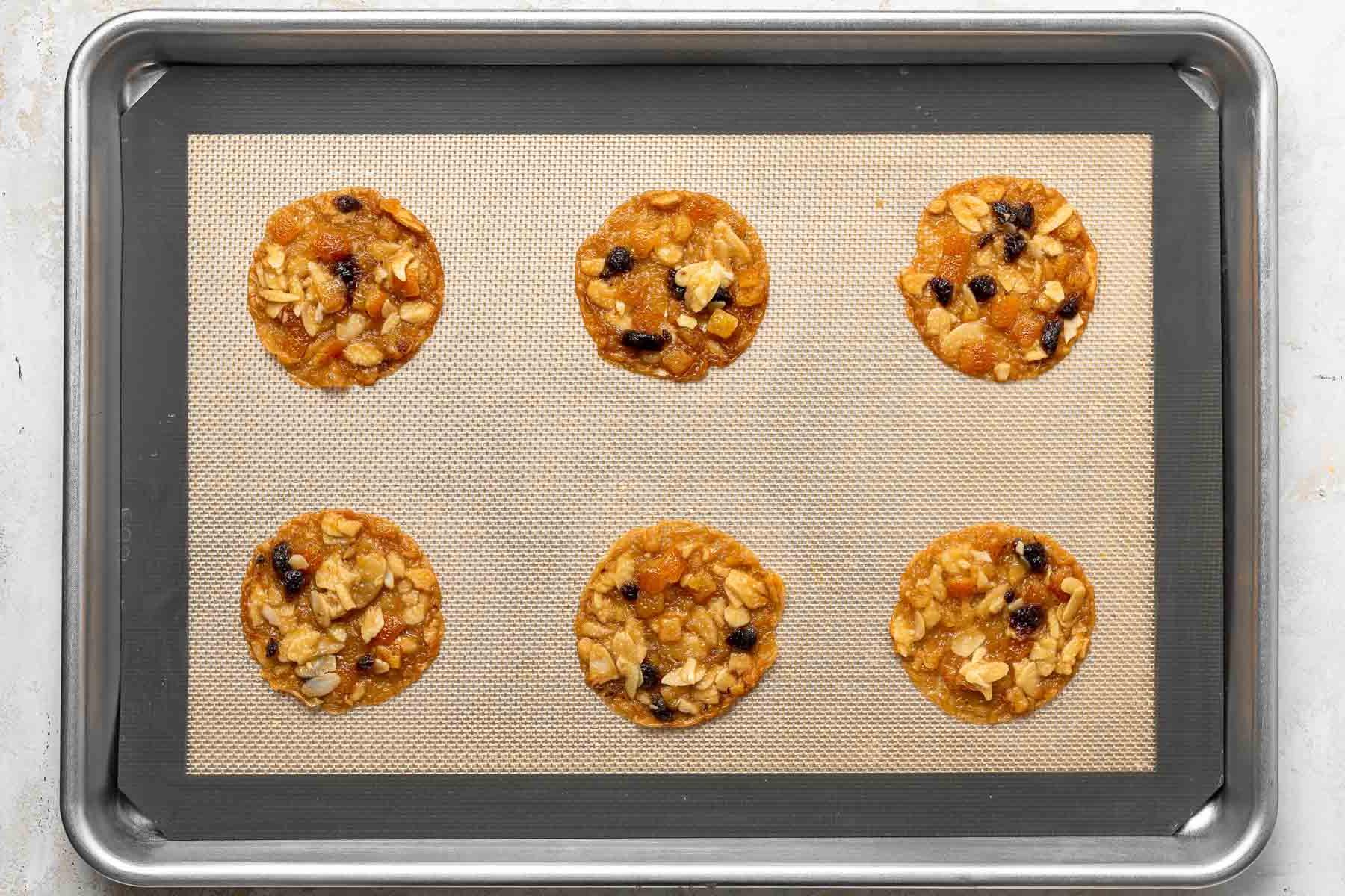 Biscotti cotti con frutta e noci.