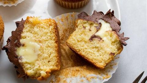 Cupcakes Boston Cream Pie con crema pasticcera e cioccolato.