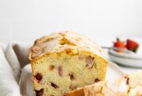 Tangy Strawberry Rhubarb Cake