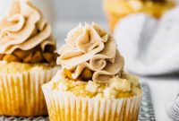 Golden Apple Crumb Cupcakes