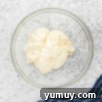 The thickened, creamy peppermint filling dough in a glass bowl.