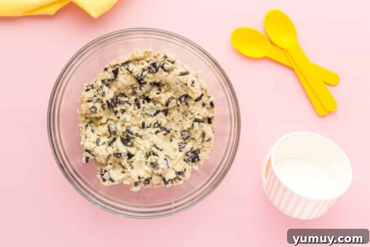 Safe-to-Eat Oreo Cookie Dough 11 Oreo cookie dough in a glass bowl.